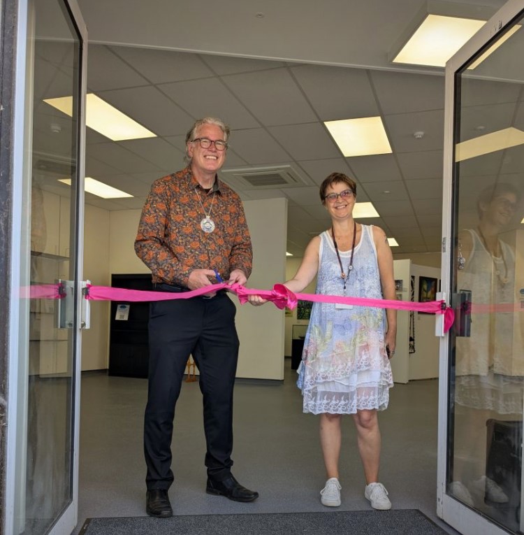 Deputy Mayor Cllr Brian Clark cuts the ribbon